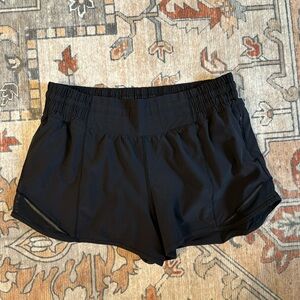 Lululemon high rise hotty hot shorts 2.5”